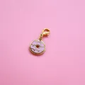 Rosafarbener Donut-Anhänger mit goldenem Karabinerverschluss für Accessoires - Donut Ornament