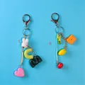 Portachiavi artigianale in resina con coniglio Miffy, cuore rosa e lettere colorate C e M - Ciondolo Cuore Coniglio CM