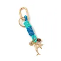 Detail van gevlochten touw sleutelhanger met gouden vis en ster bedeltjes en edelsteen - Kleine zeester sleutelhanger