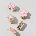 Roze emaille bloemen en parels schoenbedels met gouden basis in vijf unieke ontwerpen - Roze Bolgroep