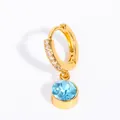 Pendiente de aro dorado con pavé de diamantes y un colgante de circón azul claro - Diciembre (Azul Claro)