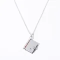 Dettaglio del ciondolo a libro in argento con cuore traforato e catena sottile - Argento (Stile Libro Vuoto)