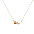 Collar con colgante de flor dorada con pétalos detallados y gema roja brillante - Julio