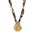 Nahaufnahme eines goldenen Nautilus-Anhängers mit Leopard-Stoffhalsband und Steinchen - Meerschnecke Anhänger / Gold
