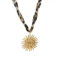 Details des goldenen Sonnenanhängers mit Leopard-Stoffband und glitzernden Strasssteinen - Seeigel-Anhänger / Gold