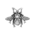 Detailansicht der Vintage Bienenbrosche mit antiker Metalltextur und Flügeldetails - Antiksilber