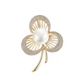 Broche de trébol de la suerte con perla central y brillantes cristales de circonita - Estilo Trébol de la Suerte de Tres Hojas (K1024)