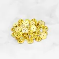 Chiusure a farfalla dorate per spille fai-da-te su sfondo in marmo bianco - 1.1cm / Oro 18K