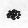 Dettaglio di chiusure per spille in gomma nera con design antiscivolo per il fissaggio - Gomma / 1.1cm / Nero