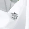 Collana con ciondolo a sfera d'argento con cristalli pavé su sfondo di seta bianca - Bianco