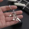 Porte-clés mini outils avec pince, marteau, clé et scie en métal argenté mat - Style Pince Marteau Clé Et Scie (D1263)