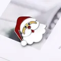 Detalle del broche esmaltado de Papá Noel con borde plateado y acabado en laca roja - Estilo Papá Noel (MZ010)