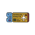 Gelbe und blaue Emaille-Brosche in Form eines Flugtickets mit Adventure Awaits Text - Adventure Awaits Ticket-Stil