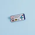 Broche billet d'avion en émail rose et bleu avec texte Adventure Awaits pour voyageur - Style Billet Rose (C1657-4)