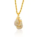 Collana hip hop con pendente a guantoni da boxe dorati e zirconi bianchi su catena a fune - Stile Dorato (Z2212)