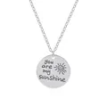 Collier minimaliste argenté avec pendentif soleil et gravure You are my sunshine sur fond blanc - Style Rond Gravé en Argent (A2618)