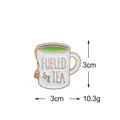 Spilla smaltata a forma di tazza di tè con scritta Fueled by Tea e bordi dorati - Stile Fueled By Tea (C1811)