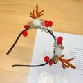 Diadema navideña con astas de reno, piñas y bayas rojas sobre fondo de madera natural - Estilo de Piña de Cuerno de Navidad (W1005)