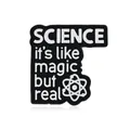 Spilla in smalto scientifico con testo 'it's like magic but real' e atomo - Stile Citazione Scienza Atomo (C1847-2)