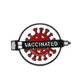 Spilla creativa in smalto con virus rosso e scritta Vaccinated su siringa nera in lega - C1859-5