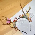 Diadema de astas de ciervo estilo bosque con cuernos marrones, bayas y mariposa - Estilo de Mariposa de Cuerno de Bosque (W1003-1)