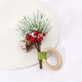 Servilletero navideño con piñas, bayas rojas y anillo de madera natural decorado - Estilo de Nieve Flocado (Z1011-1)