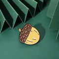 Broche gland en émail brillant sur un fond texturé vert forêt de style minimaliste - Pomme de Pin (C1966-4)