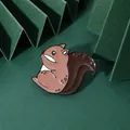 Leuke eekhoorn broche van bruin emaille op een groene geplooide papieren achtergrond - Eekhoorn (C1966-1)