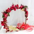 Couronne de fleurs de mariée avec baies rouges, fleurs et un grand nœud en tulle rouge - Style Baies Rouges de Noël (W1156)