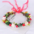 Handgefertigter Braut-Blumenkranz mit weißen Rosen, roten Beeren und rotem Tüllband - W1180