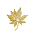 Spilla a foglia d'acero dorata con perla bianca e venature dettagliate delle foglie - Oro