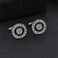 Dettaglio dei gemelli tondi in argento con cristalli e inserto in smalto nero - Stile Tondo Argentato con Smalto Nero e Strass (B1317-2)