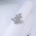 Servilletero plateado de árbol de Navidad con patrón de copo de nieve en servilleta blanca - Árbol de Navidad Hueco (Z1042-1) / Plateado