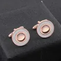 Gros plan de boutons de manchette ronds or rose avec incrustation blanche sur fond noir - Style Rond en Or Rose à Éclat Perlé Blanc (B1316-1)