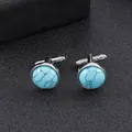 Gros plan de boutons de manchette ronds bleu ciel avec texture marbrée et base argentée - Bleu Ciel Craquelé (B1312)