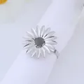 Servilletero de girasol plateado con detalles de pétalos sobre servilleta blanca - Margarita Plateada (Z1043-3)
