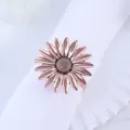 Servilletero de girasol en oro rosa con detalles de pétalos de metal en tres capas - Margarita Oro Rosa (Z1043-2)