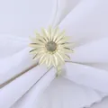 Servilletero de girasol dorado de metal pulido con centro texturizado en tela blanca - Girasol Dorado (Z1043-1)