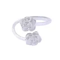 Anillo abierto plateado con diseño de doble rosa y delicadas texturas de pétalos - Estilo Plateado