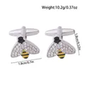 Détail montrant le poids 10,2g et les dimensions des boutons de manchette abeille - Alliage Strass / Style Abeille Argentée (B1361)