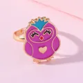 Vue macro d'une bague hibou violette dorée pour enfants avec anneau ajustable - Hibou Bleu Violet (E1209-7)