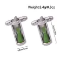 Détail macro de boutons de manchette sablier argenté avec sable vert et mesures - Style Sablier Vert (B1367) / Argent