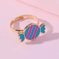 Bague réglable dorée pour enfants avec un motif de bonbon rayé bleu et violet pastel - Bonbon Rayé Bleu Violet (E1209-3)