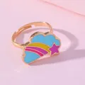 Bague réglable dorée pour enfant avec breloques arc-en-ciel et nuage en émail coloré - Arc-en-Ciel Nuage Bleu Jaune (E1209-5)