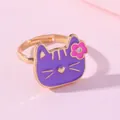 Bague dorée ajustable avec tête de chat en émail violet et petite fleur rose - Chat à Fleur Violet (E1209-6)