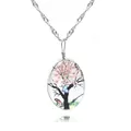Vue macro d'un pendentif ovale en verre avec fleurs séchées roses sur une chaîne argent - Style Arbre Rose (A2557-2)