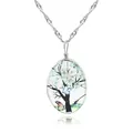 Vue macro du pendentif ovale arbre de vie avec fleurs bleues et détail papillon - Style Arbre Bleu Clair (A2557-6)