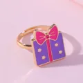 Bague dorée ajustable avec un joli motif de boîte cadeau en émail violet et rose - Boîte Cadeau Étoile Rose Violette (E1209-12)