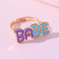 Bague dorée réglable avec lettres BABE et émail violet et bleu clair pour un style doux - Lettre BABE Bleu Violet (E1209-13)