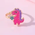 Bague dorée ajustable pour enfants avec un adorable dinosaure rose et une petite fleur - Dinosaure Rose avec Fleur (E1209-15)